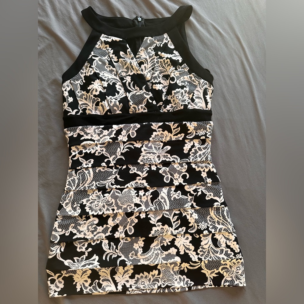 very slimming   this dress fits more like a size 3/4